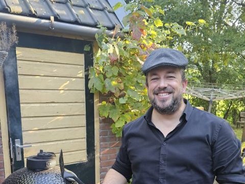 Met schort en pepermolen bij de BBQ tijdens de kookclinic