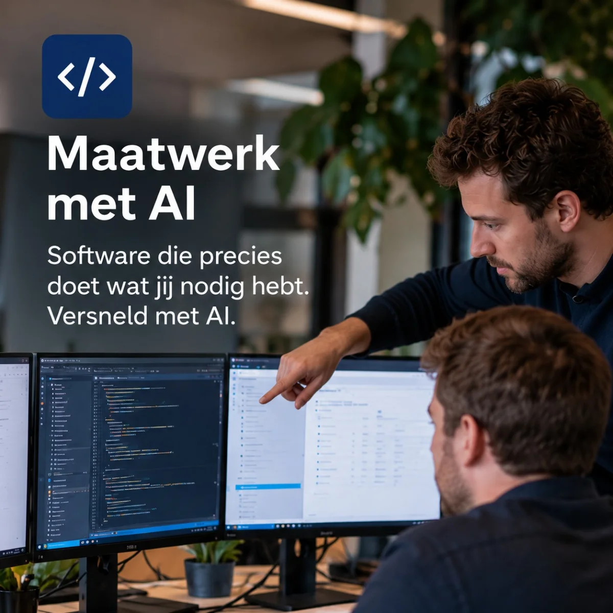 Developers bekijken code op meerdere schermen. Tekst: Maatwerk met AI. Software die precies doet wat jij nodig hebt. Versneld met AI.